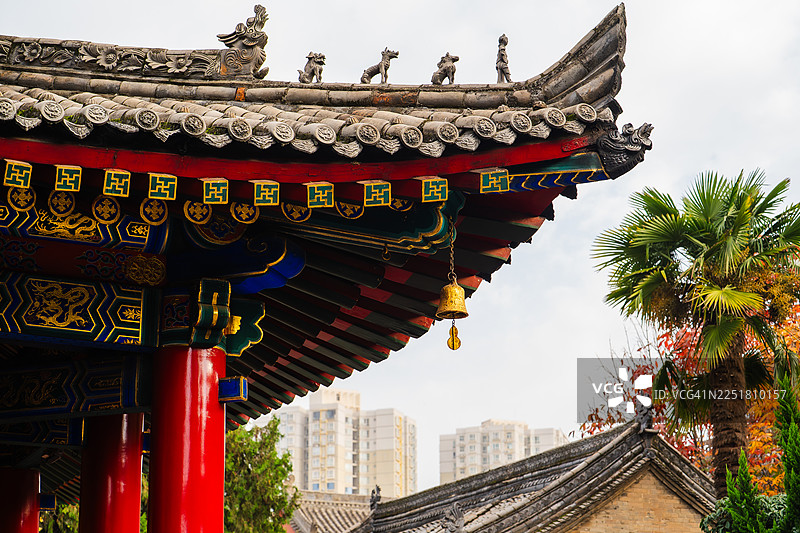 传统中式寺庙屋顶，饰有精美细节和铃铛图片素材