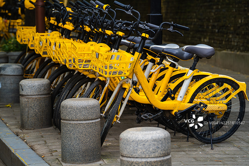 街道上排成一列的黄色共享单车特写图片素材