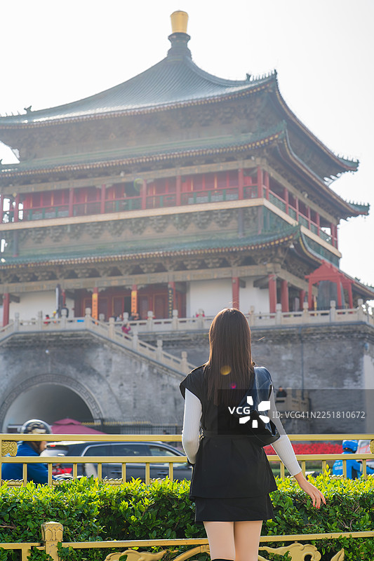 一位自信的女性站在中国古钟楼附近的台阶上图片素材