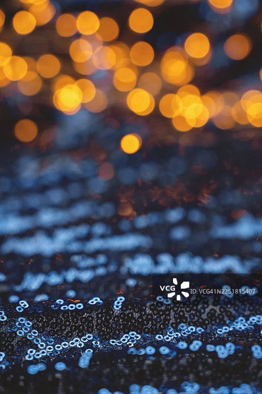 抽象的节日蓝色背景，带有金色串灯和闪光散景样机图片素材