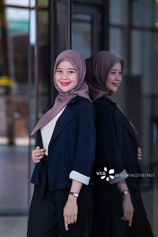 年轻的微笑的穆斯林女商人的肖像图片素材
