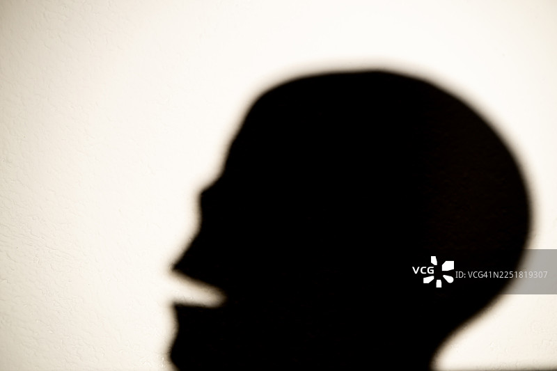 头骨剪影。个性化概念图片素材