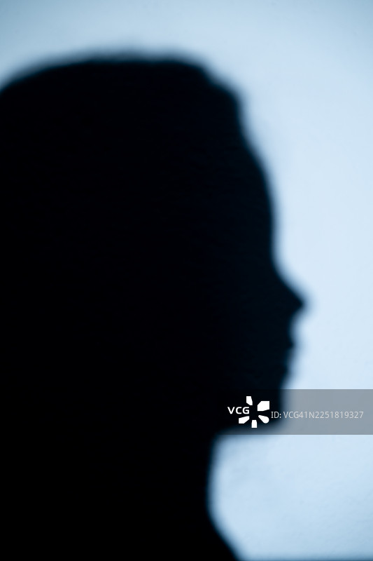 女性面部剪影。个性化概念图片素材