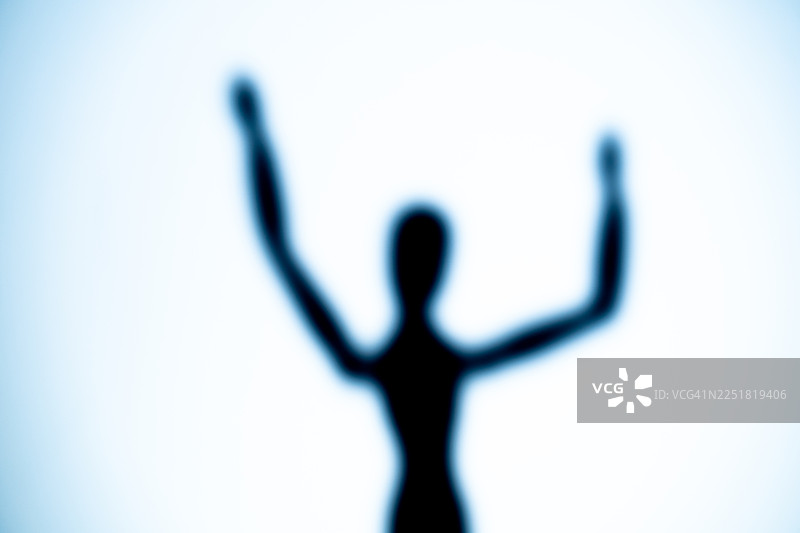 举起双臂庆祝的快乐假人剪影。图片素材