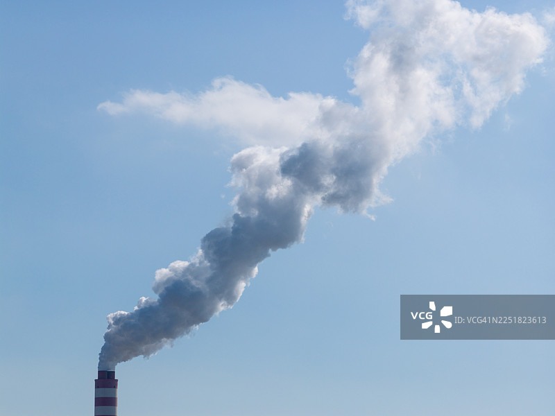 蓝天下烟囱排放的烟雾图片素材