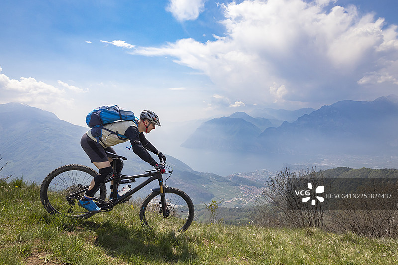 意大利加尔达湖的风景优美的山地自行车道图片素材