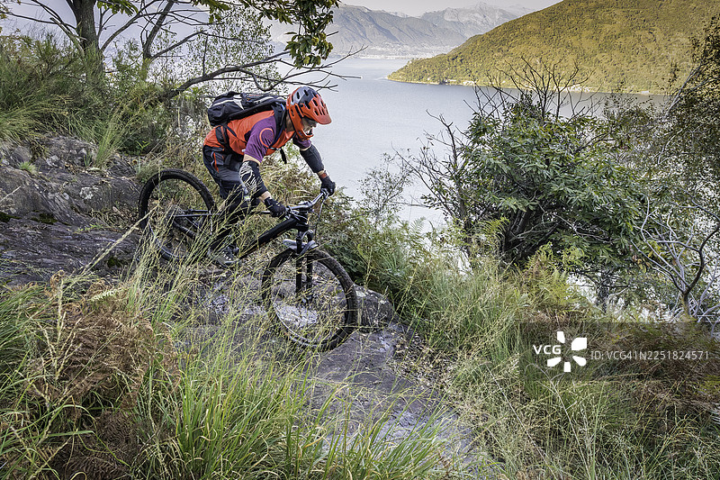马焦雷湖山地自行车速降图片素材