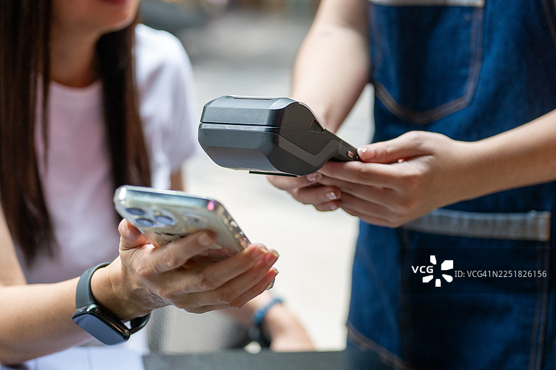 用手机支付：现代咖啡馆生活图片素材