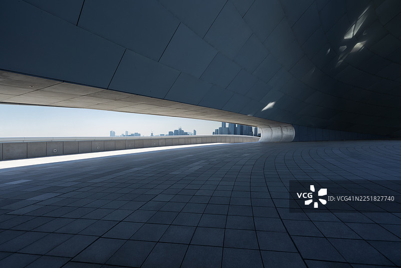 空旷的未来主义建筑与城市天际线图片素材