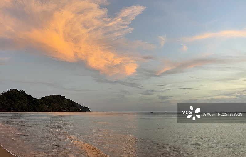 泰国尖竹汶府孔维曼海滩的日落和美丽的天空图片素材