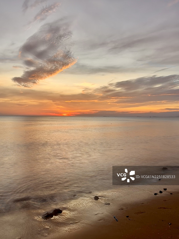 泰国尖竹汶府孔威曼海滩的日落和美丽的天空。图片素材