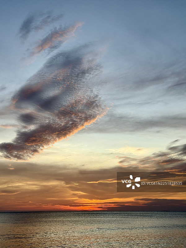 泰国尖竹汶府孔维曼海滩的日落和美丽的天空。图片素材