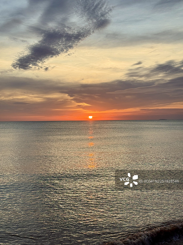 泰国尖竹汶府孔维曼海滩的日落和美丽的天空。图片素材