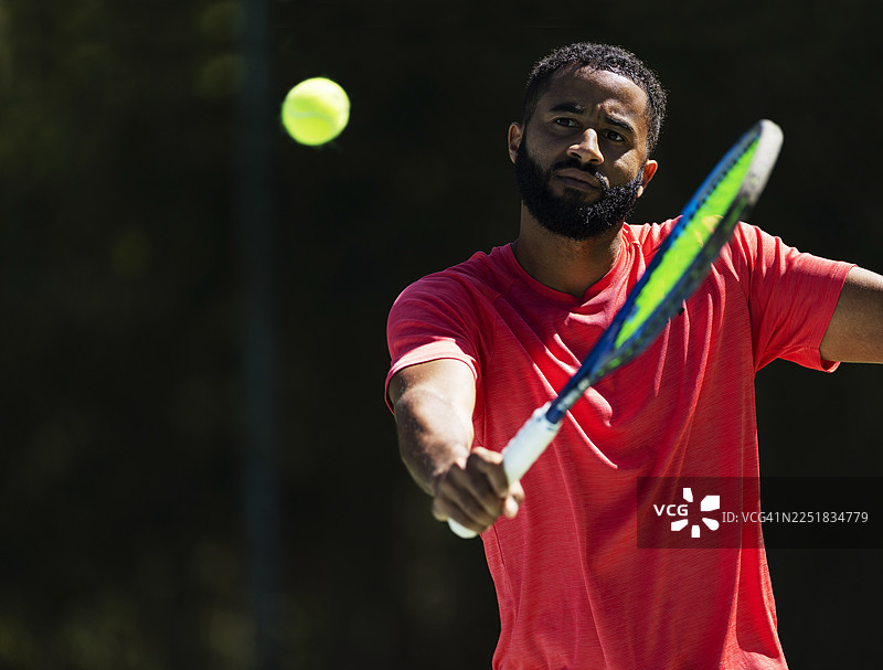 男性网球运动员击打反手球图片素材