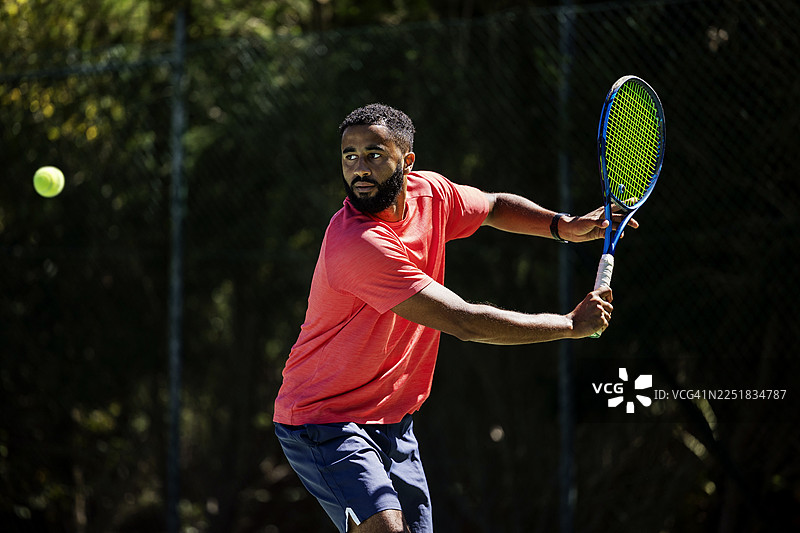 男性网球运动员正手击球图片素材
