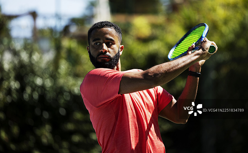 男网球运动员击打反手球图片素材