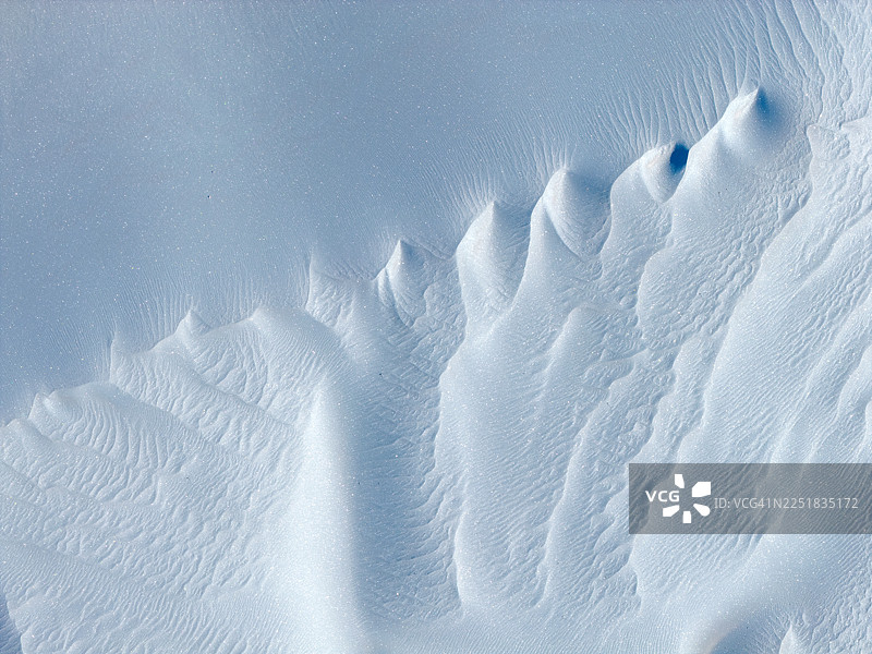带有山脊和山峰的雪地图片素材