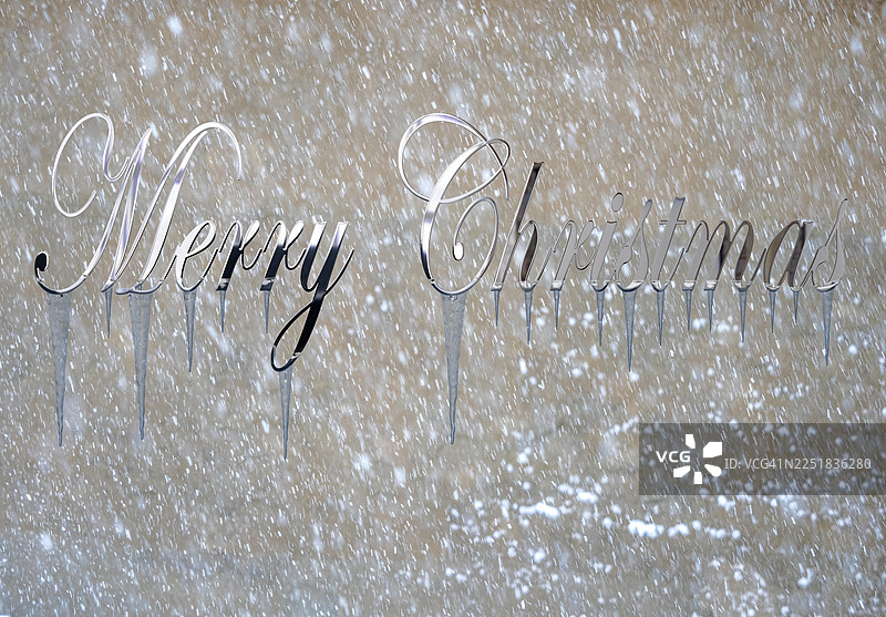 闪亮的金属圣诞快乐字母，挂着冰柱和许多雪花。图片素材