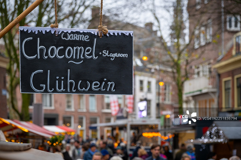 荷兰圣诞集市上的热红酒和巧克力牛奶招牌图片素材