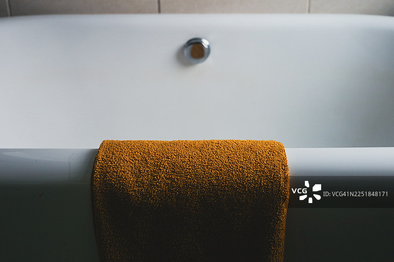 带毛巾的浴缸图片素材
