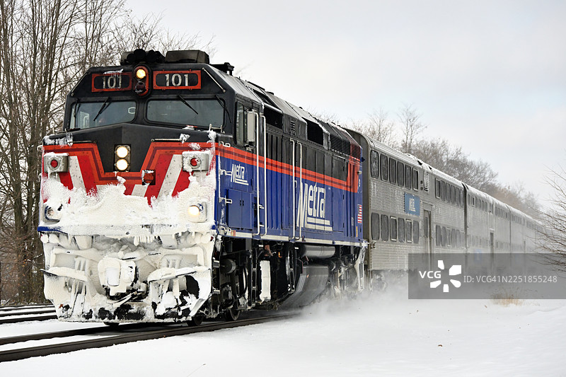 雪中的通勤：梅特拉火车图片素材