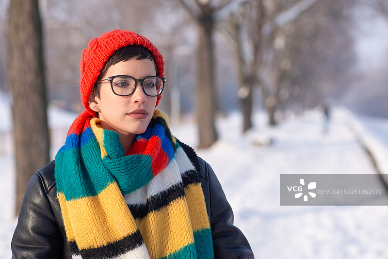 年轻女子在冬天的雪地里行走图片素材