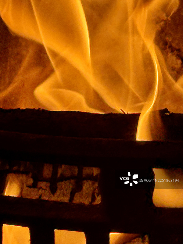 壁炉中燃烧的煤炭和木柴，特写火焰图片素材