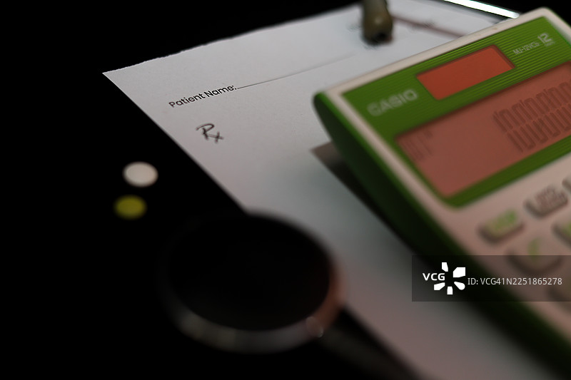 空白处方纸，配有听诊器、药品和计算器图片素材