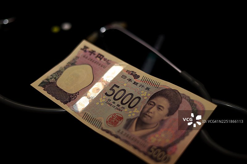 整体医疗服务费用：老龄化危机推高医保费至创纪录新高图片素材