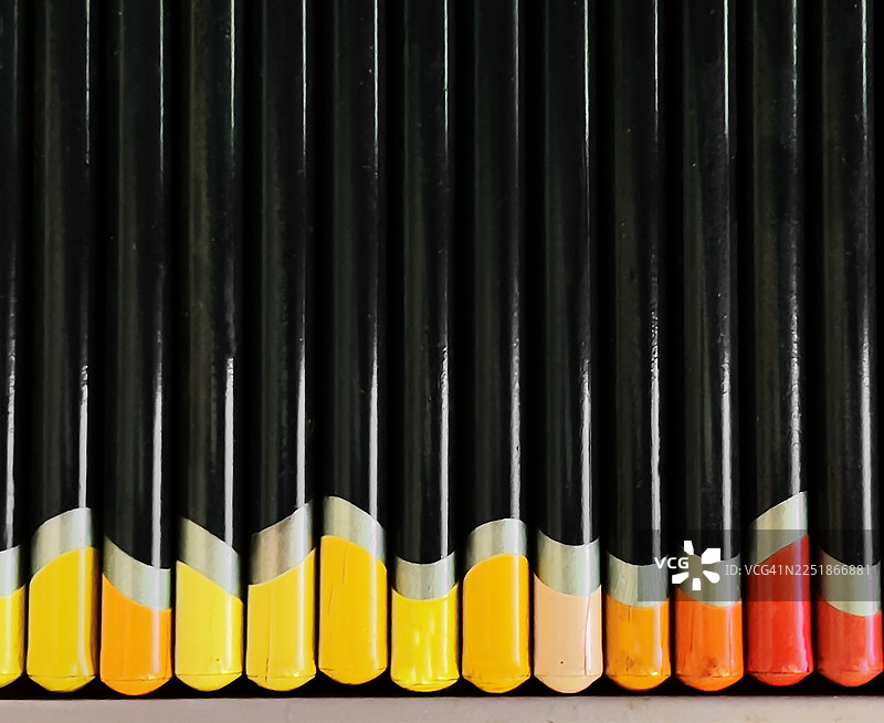 彩色铅笔的极端特写，未展示笔尖，近乎抽象。图片素材