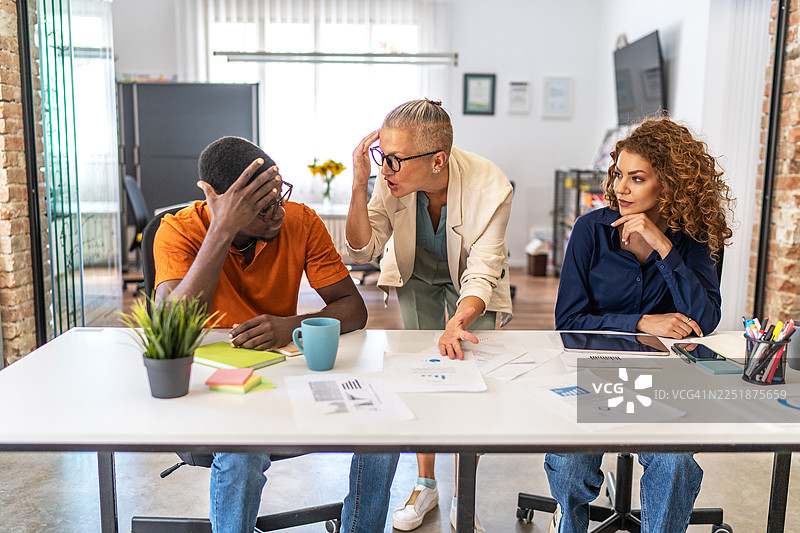 愤怒的女老板在办公室会议上斥责员工图片素材