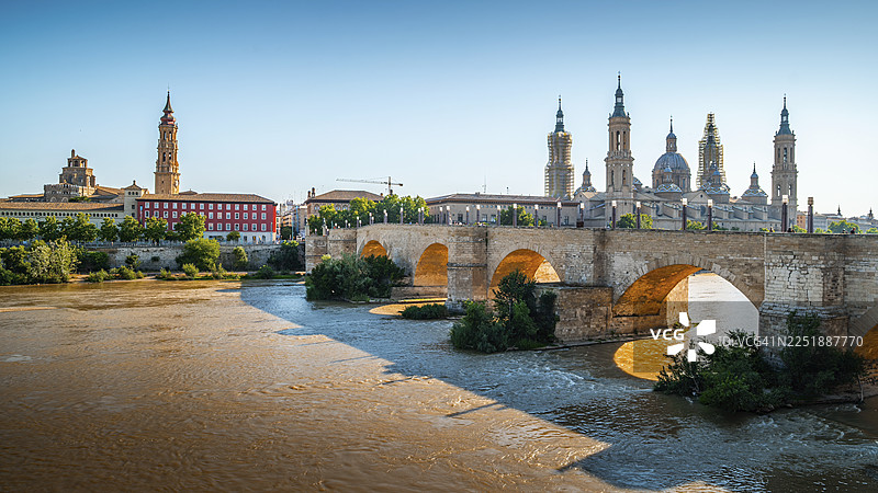 西班牙萨拉戈萨城市天际线，包括皮拉尔圣母圣殿和埃布罗河图片素材