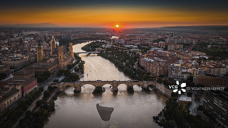 西班牙萨拉戈萨市和埃布罗河日落航拍图片素材