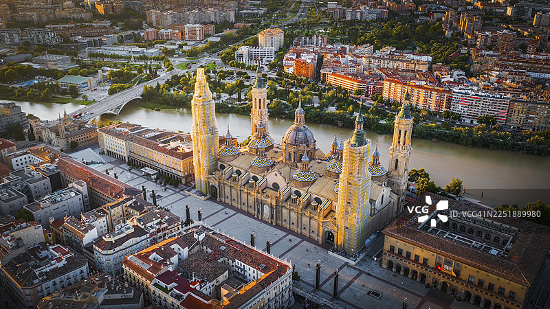 西班牙萨拉戈萨皮拉尔圣母圣殿和埃布罗河的航拍图图片素材