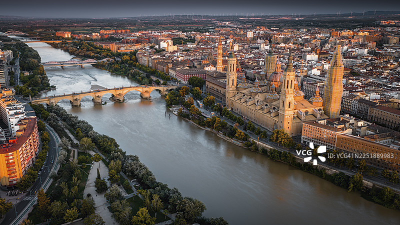 西班牙萨拉戈萨的城市天际线，日落时分的皮拉尔圣母圣殿和埃布罗河，航拍视角图片素材
