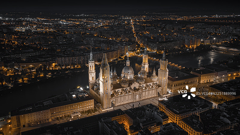 夜色中萨拉戈萨和皮拉尔圣母圣殿的鸟瞰图，西班牙图片素材