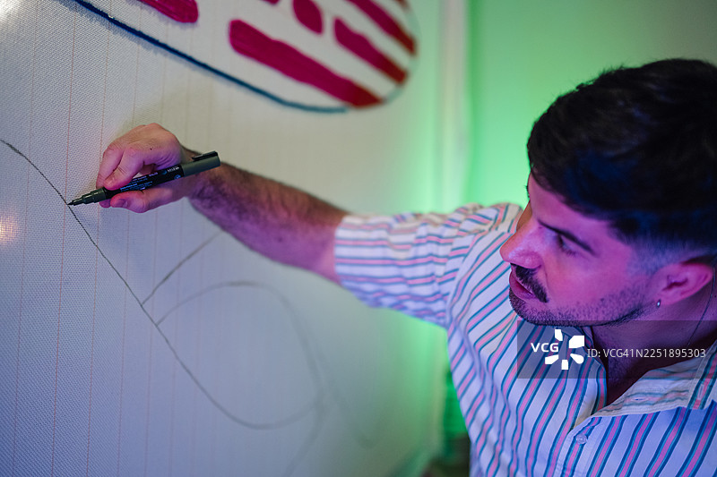 男人在白墙上画涂鸦壁画图片素材