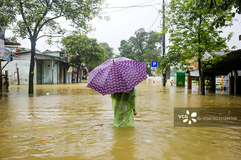 越南中部受洪水侵袭的城市街道图片素材