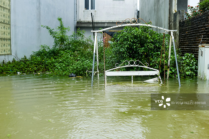 越南中部被洪水淹没的城市街道图片素材