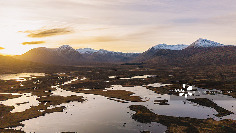 日落时分，苏格兰高地Lochan na h'Achlaise湖的航拍/无人机视角，冬日暖阳图片素材