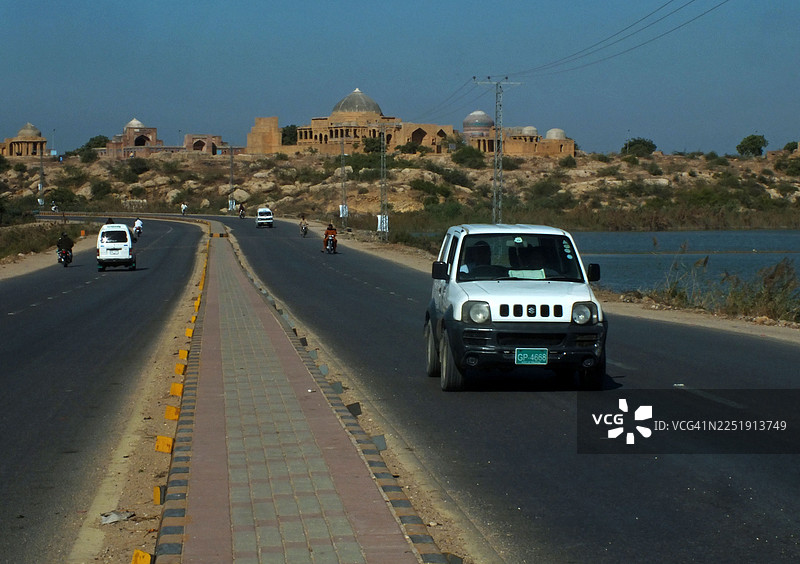 国道上车流量稀少图片素材