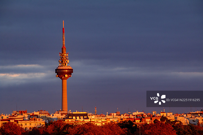 马德里天际线日落时的托雷斯帕尼亚电视塔图片素材