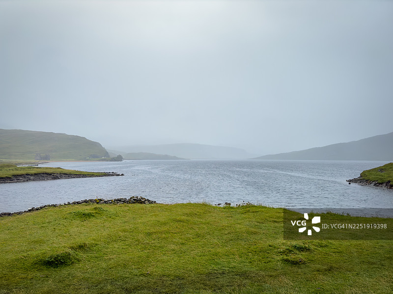 宁静的海湾和山丘图片素材
