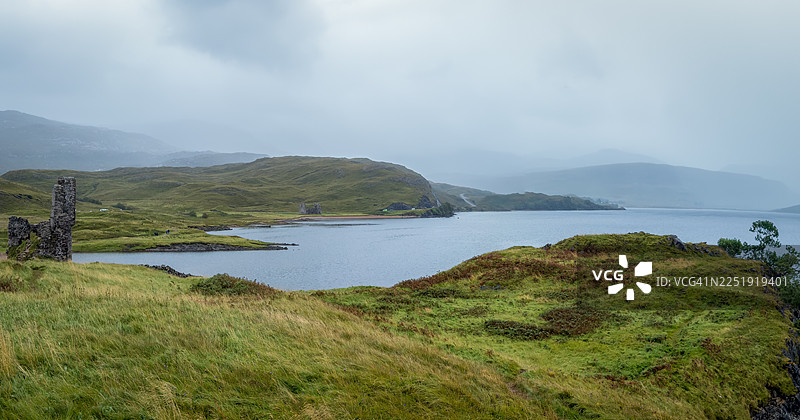 海滨湖泊旁毁坏的塔楼图片素材