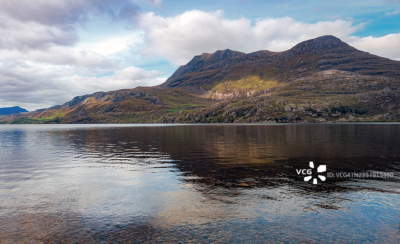 湖泊上方的山脉全景图片素材