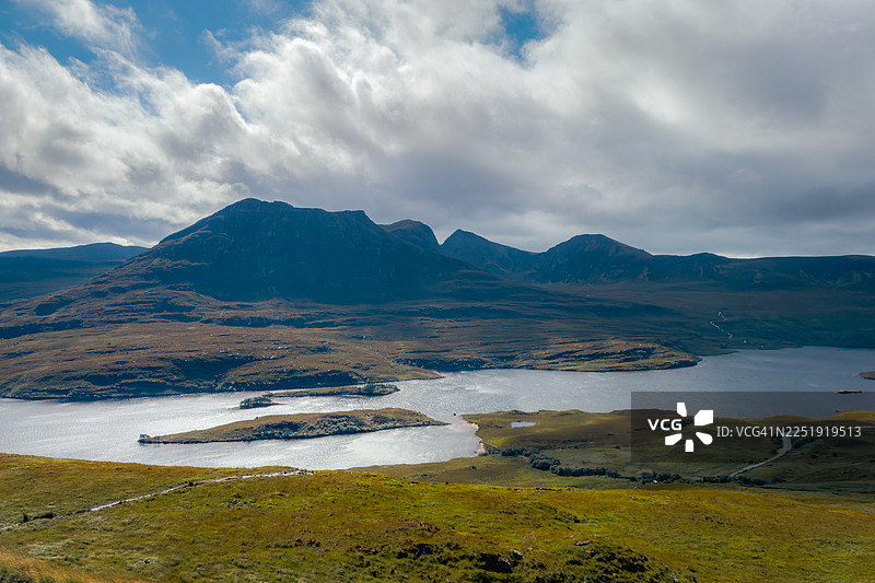 洛赫·卢戈因后面的锯齿状山峰图片素材