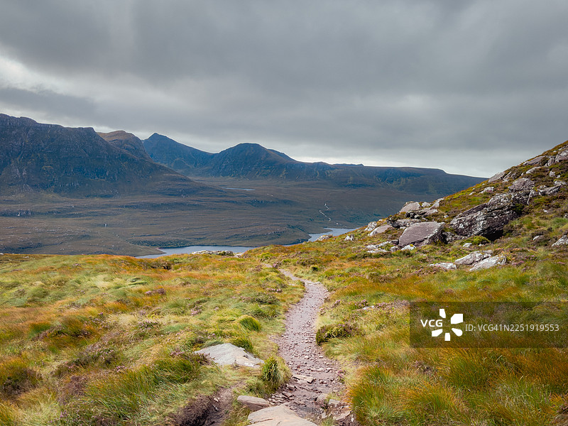 苏格兰高地湖泊的高视角图片素材