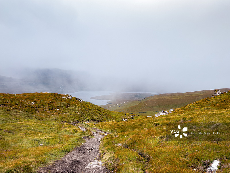 薄雾笼罩的高原荒野徒步小径图片素材