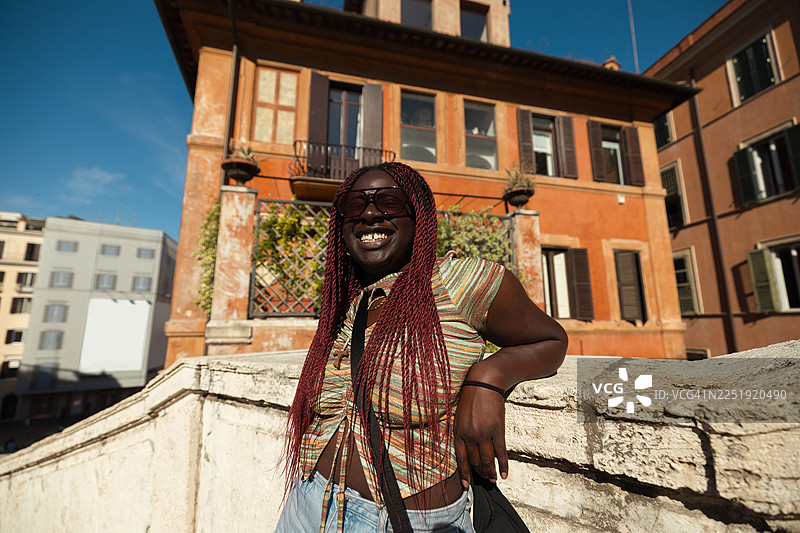 自信的女性在罗马摆姿势图片素材