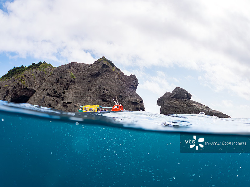 观光船驶过 Hrizohama 海滩海岸的半水景拍摄。图片素材